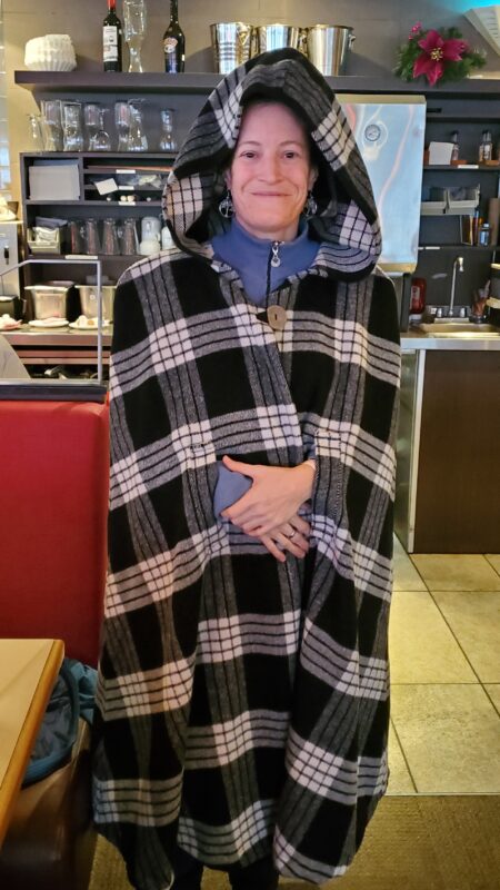 Service de couturière à Vaudreuil-Dorion : Confection d'une cape à partir d'un tissu fourni