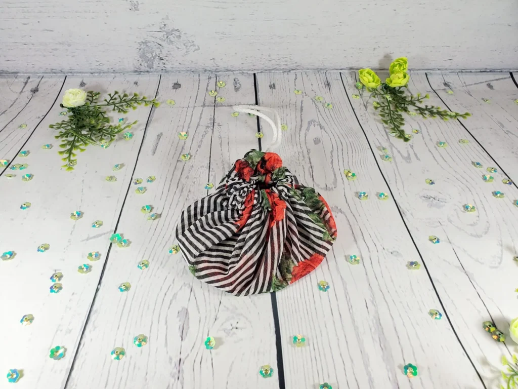 Baluchon porte-savon Taille & Retailles en tissu Fleuri noir