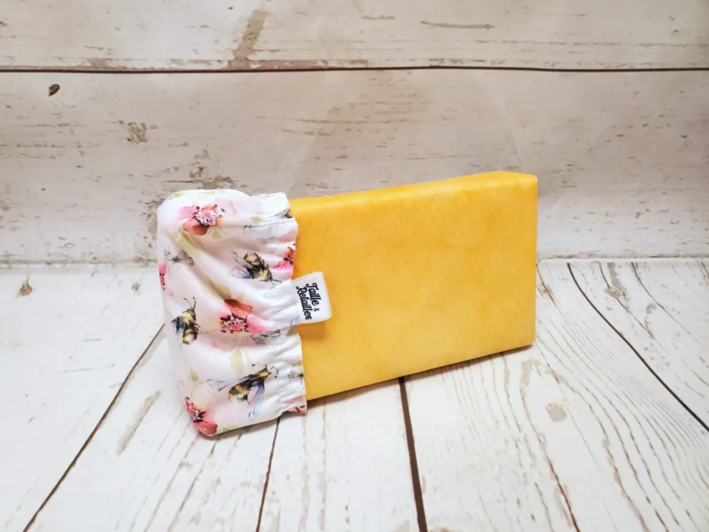 Couvre-fromage régulier Taille & Retailles en tissu Abeilles butineuses