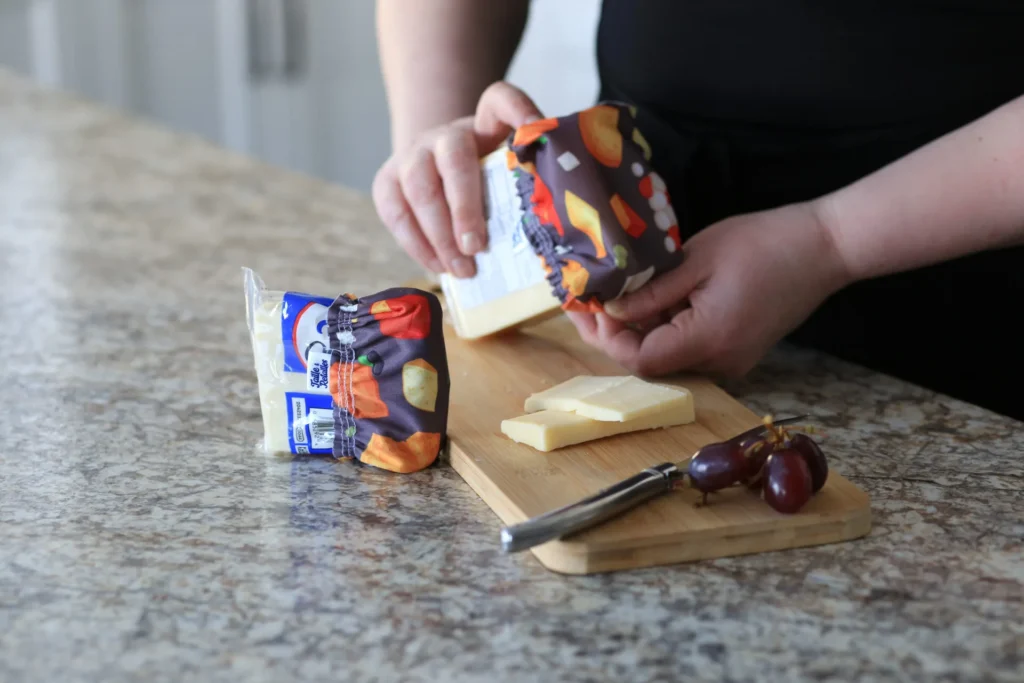 Mettre un couvre-fromage Taille & Retailles est si facile