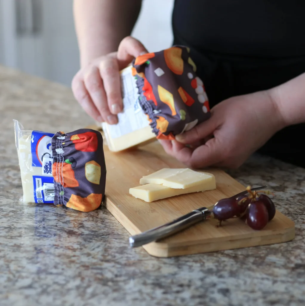 Mettre un couvre-fromage Taille & Retailles est si facile