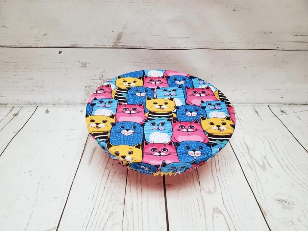 Moyen couvre-bol rond Taille & Retailles en tissu Chats colorés