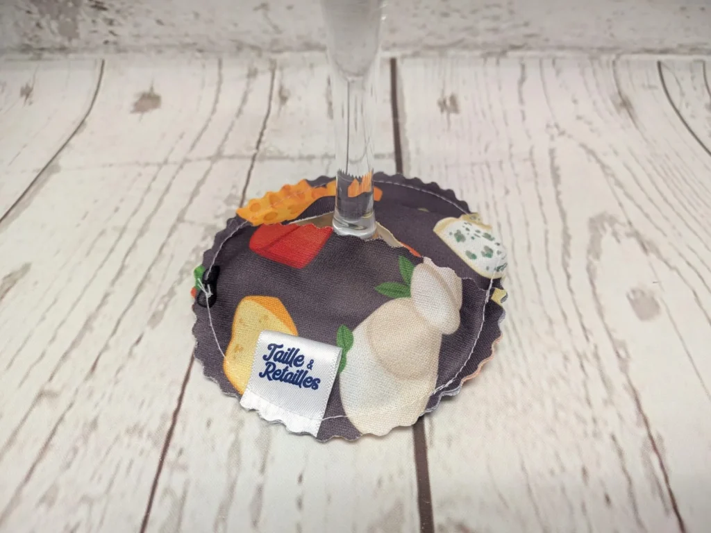 Pantoufle identifiant le verre de vin Taille & Retailles en tissu Fromages - zoom