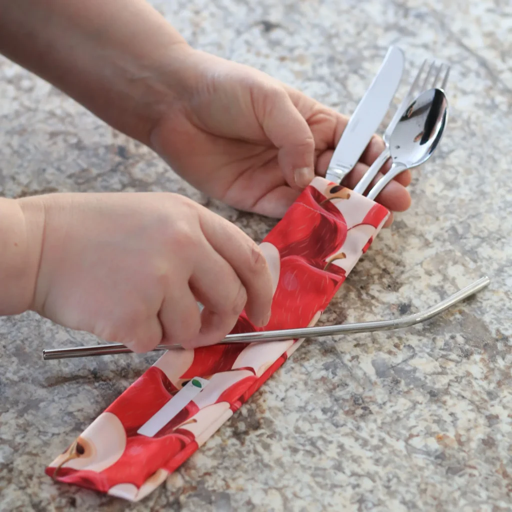 Le sac allongé peut servir comme pochette à ustensiles