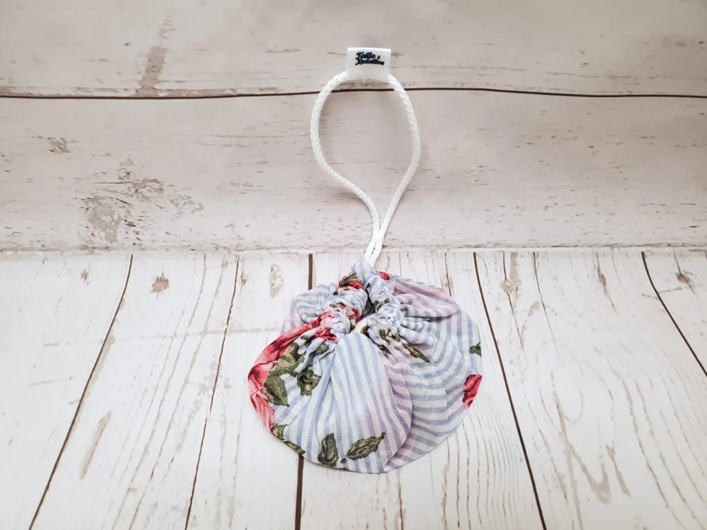 Baluchon porte-savon à suspendre Taille & Retailles en tissu Fleuri bleu