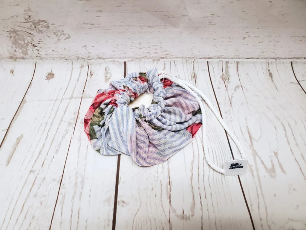 Baluchon porte-savon à suspendre Taille & Retailles en tissu Fleuri bleu - ouvert