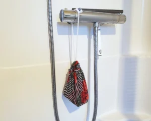 Baluchon porte-savon suspendu dans la douche