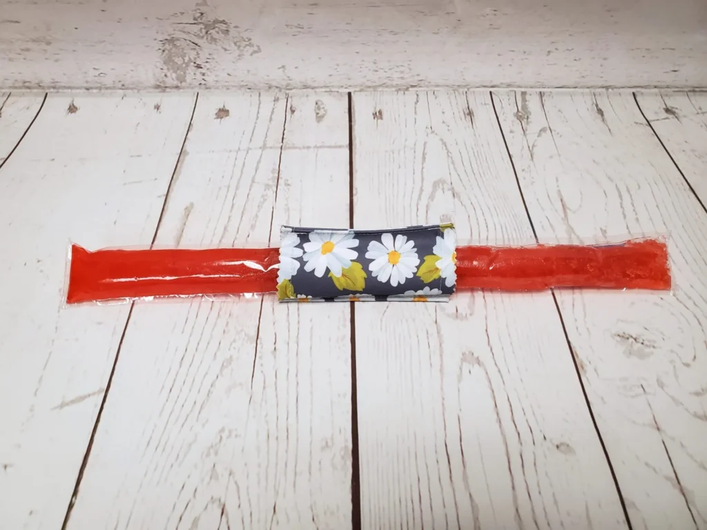 Couvre bâton glacé Taille & Retailles en tissu Marguerites