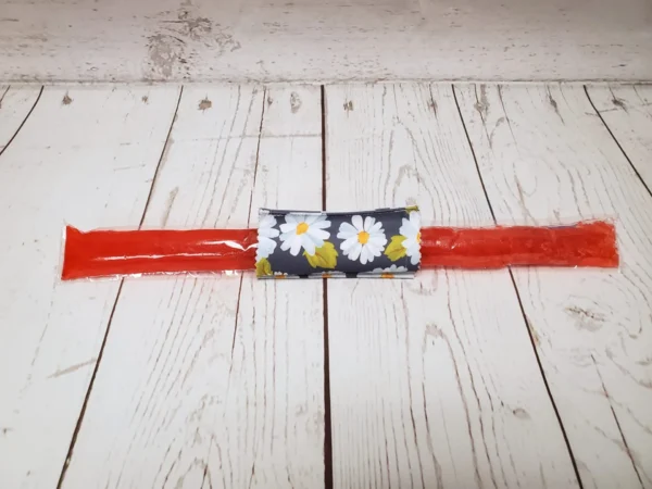 Couvre bâton glacé Taille & Retailles en tissu Marguerites