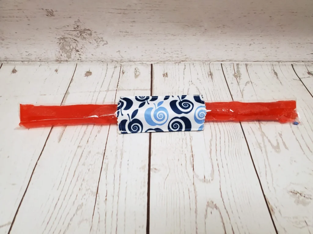 Couvre bâton glacé Taille & Retailles en tissu Pommes bleues