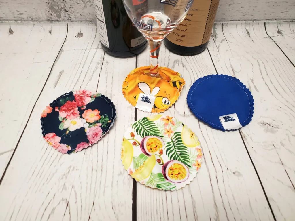 Ensemble de 4 pantoufles sous-verre identifiant la coupe de vin Taille & Retailles - zoom de haut