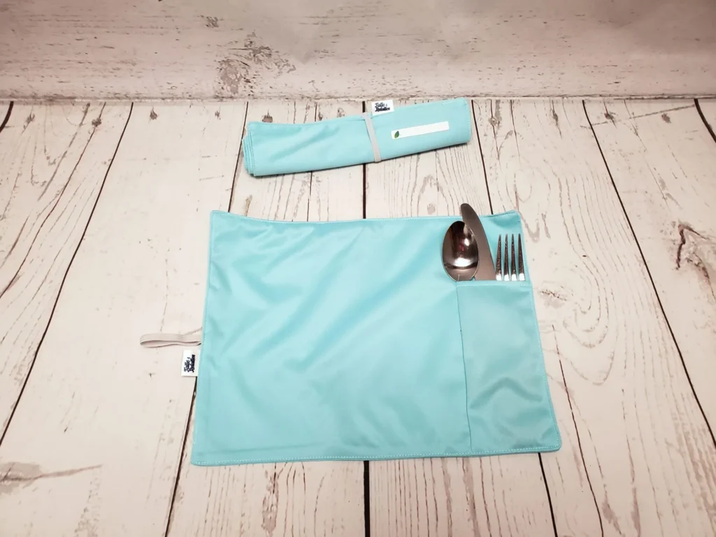 Napperons avec pochette à ustensile Taille & Retailles en tissu Aqua - Ouvert et roulé