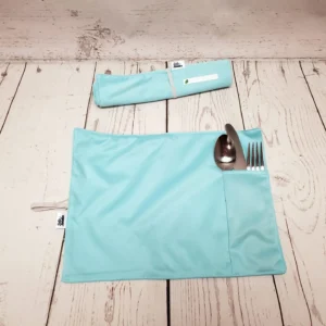 Napperons avec pochette à ustensile Taille & Retailles en tissu Aqua - Ouvert et roulé
