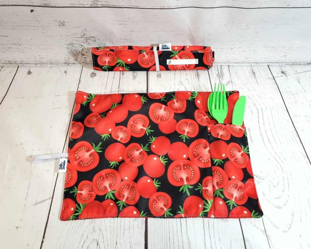 Napperons avec pochette à ustensile Taille & Retailles en tissu Tomates (ouvert et roulé)