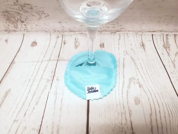 Pantoufle sous-verre identifiant la coupe de vin Taille & Retailles en tissu Aqua