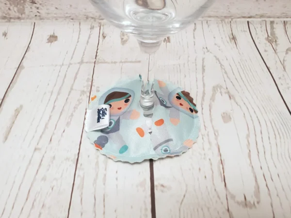 Pantoufle sous-verre identifiant la coupe de vin Taille & Retailles en tissu Astronautes
