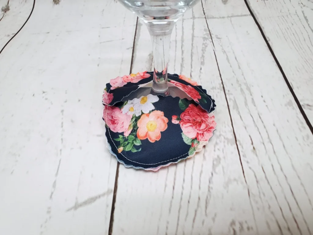 Pantoufle sous-verre identifiant la coupe de vin Taille & Retailles en tissu Bouquet de fleurs
