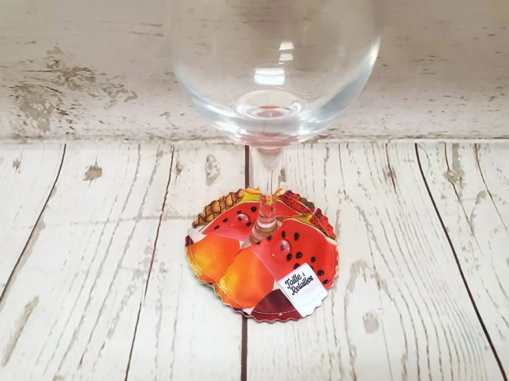 Pantoufle sous-verre identifiant la coupe de vin Taille & Retailles en tissu Fruits