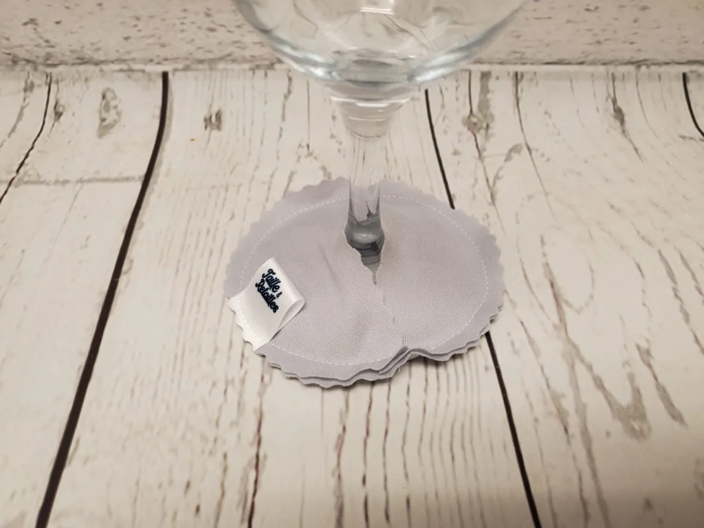 Pantoufle sous-verre identifiant la coupe de vin Taille & Retailles en tissu Gris pâle