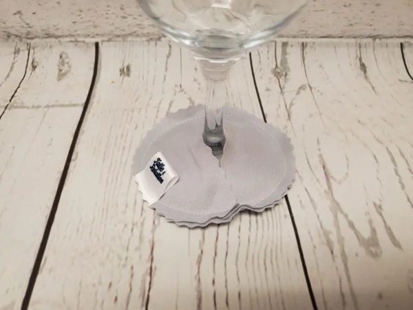 Pantoufle sous-verre identifiant la coupe de vin Taille & Retailles en tissu Gris pâle