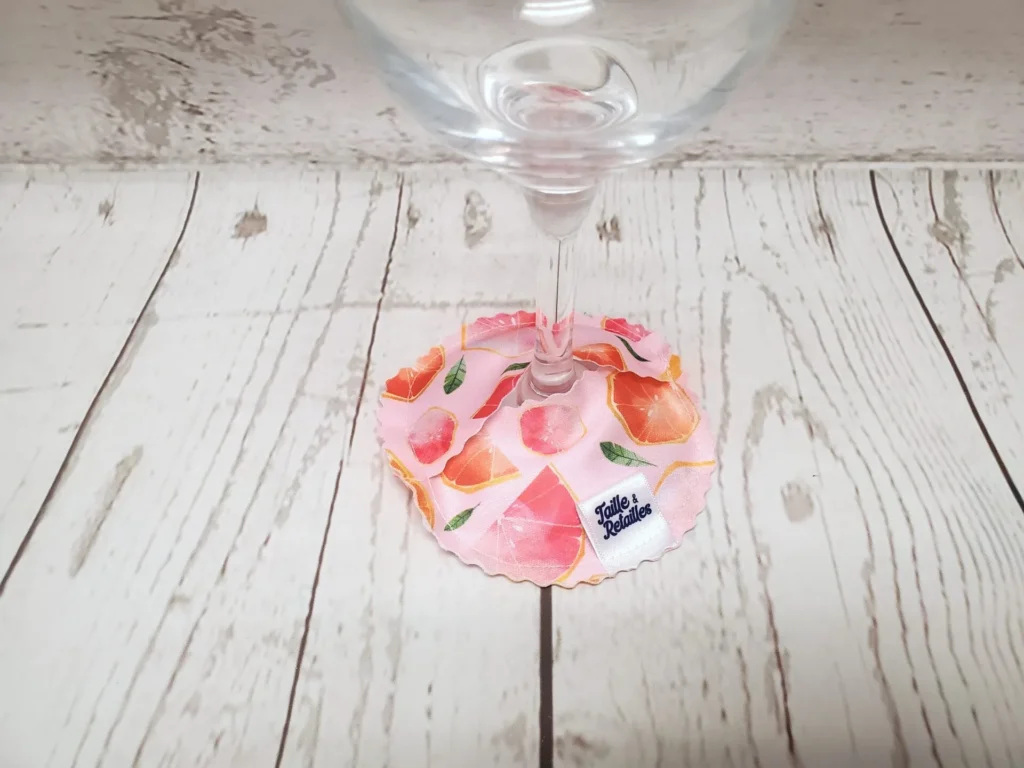 Pantoufle sous-verre identifiant la coupe de vin Taille & Retailles en tissu Pamplemousse rose