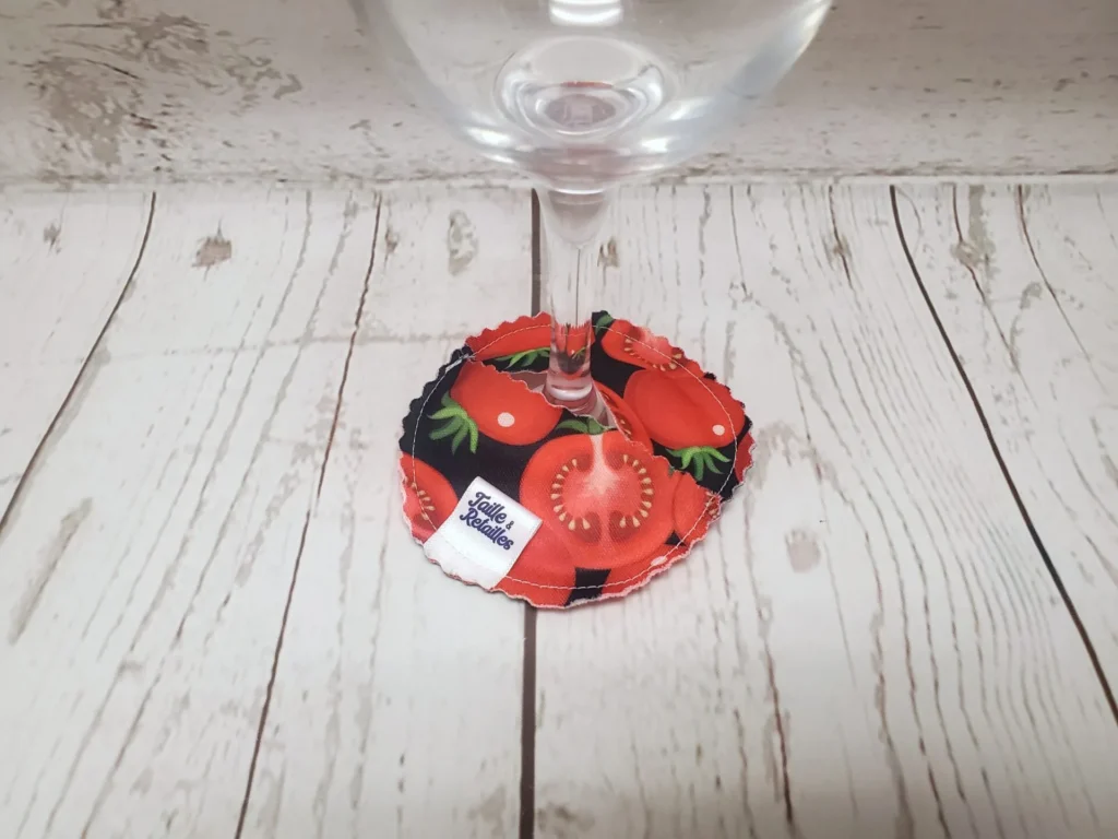 Pantoufle sous-verre identifiant la coupe de vin Taille & Retailles en tissu Tomates