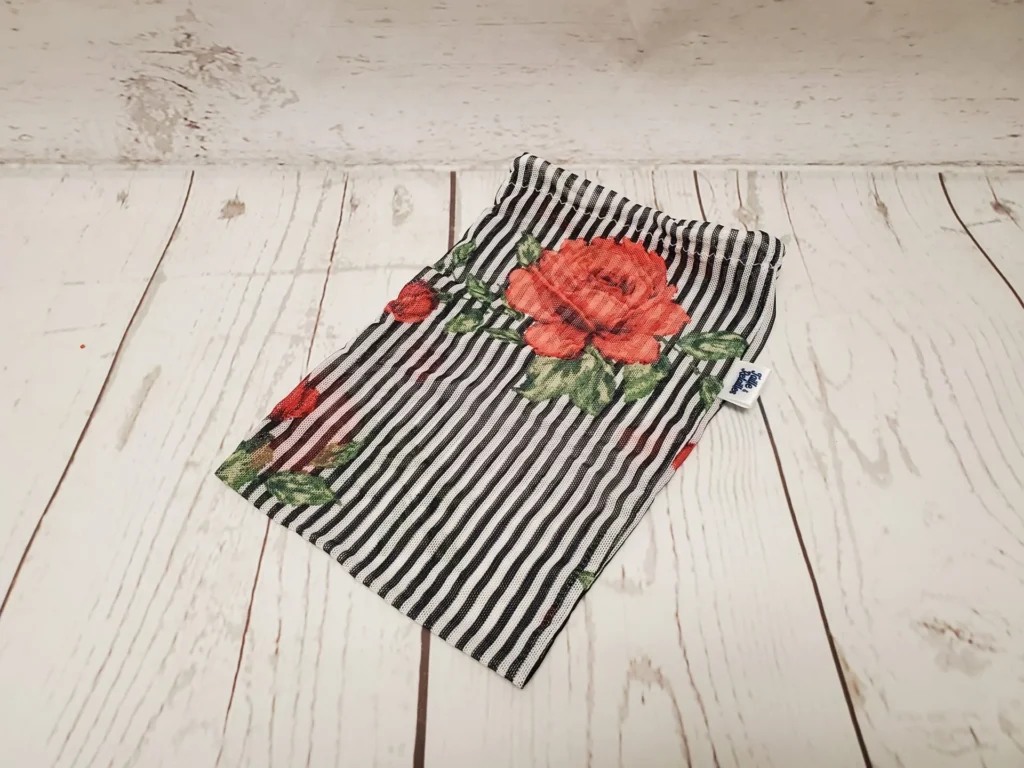 Petit sac en filet Taille & Retailles en tissu Fleuri noir