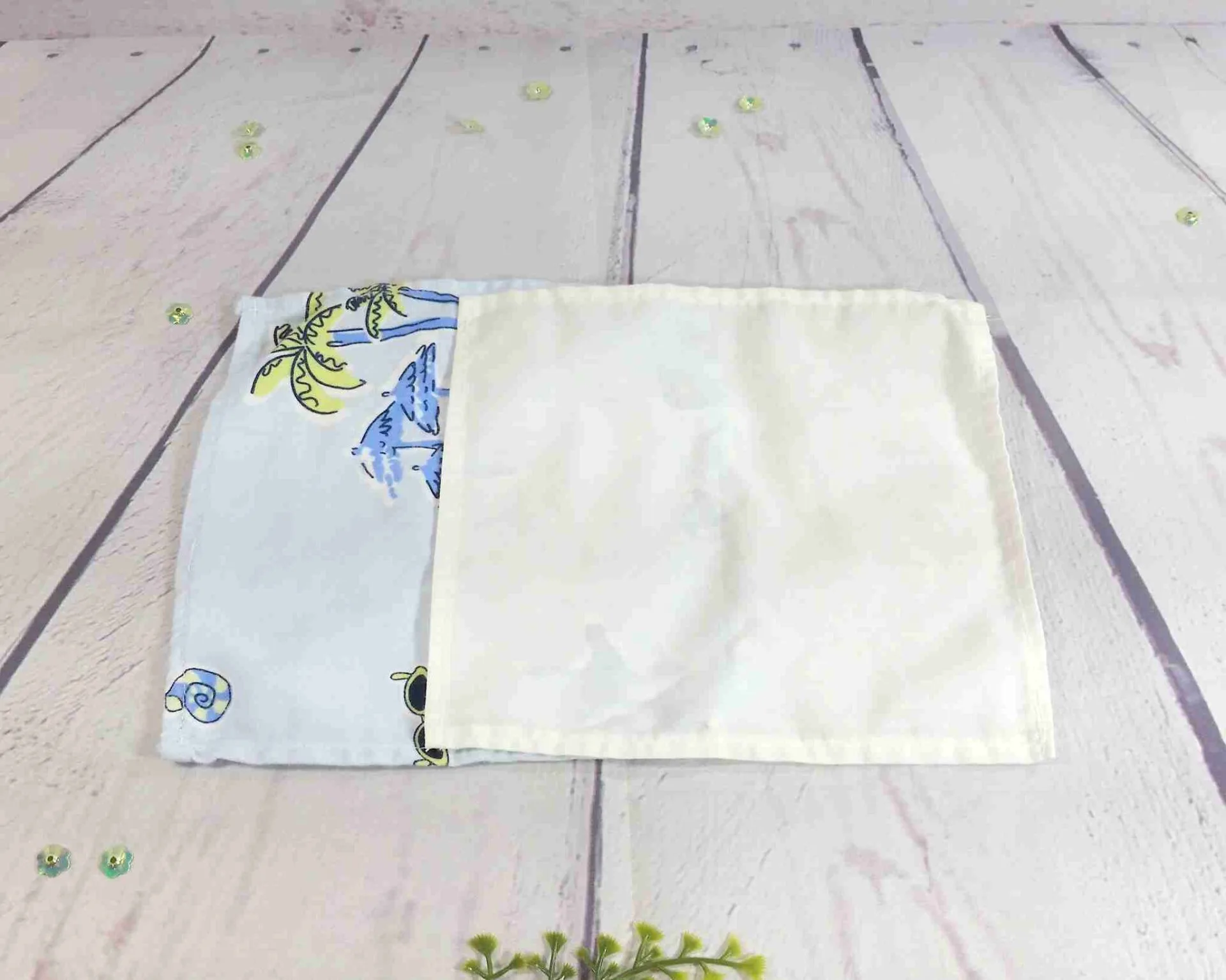 Pliage des mouchoirs lavables dans la boîte réutilisable. Étape 2.