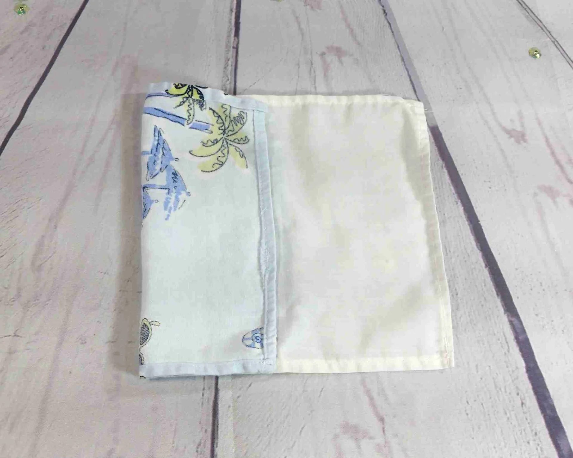 Pliage des mouchoirs lavables dans la boîte réutilisable. Étape 3.