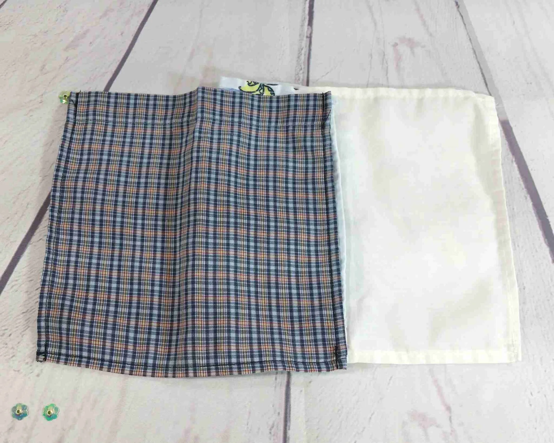 Pliage des mouchoirs lavables dans la boîte réutilisable. Étape 4.