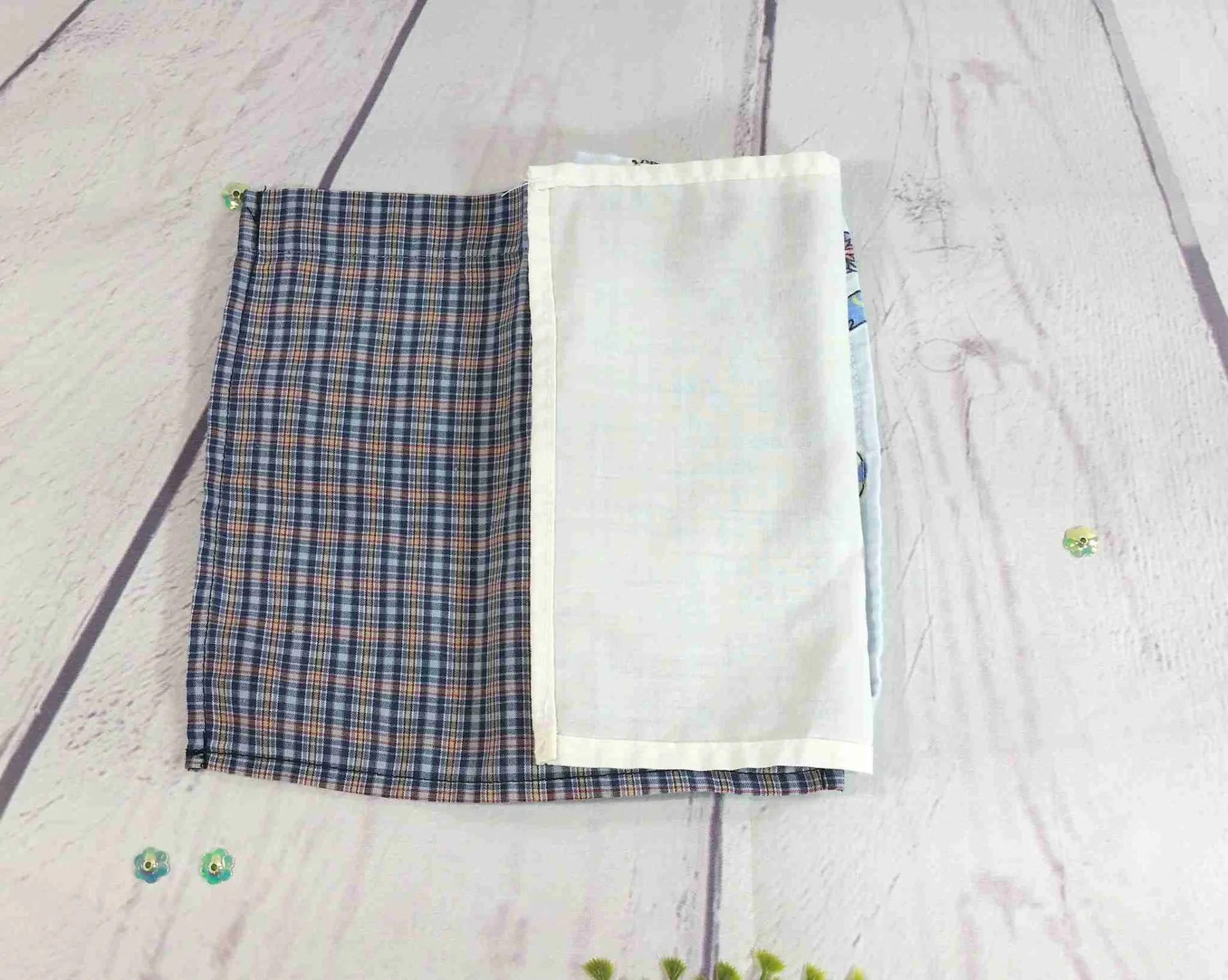 Pliage des mouchoirs lavables dans la boîte réutilisable. Étape 5.