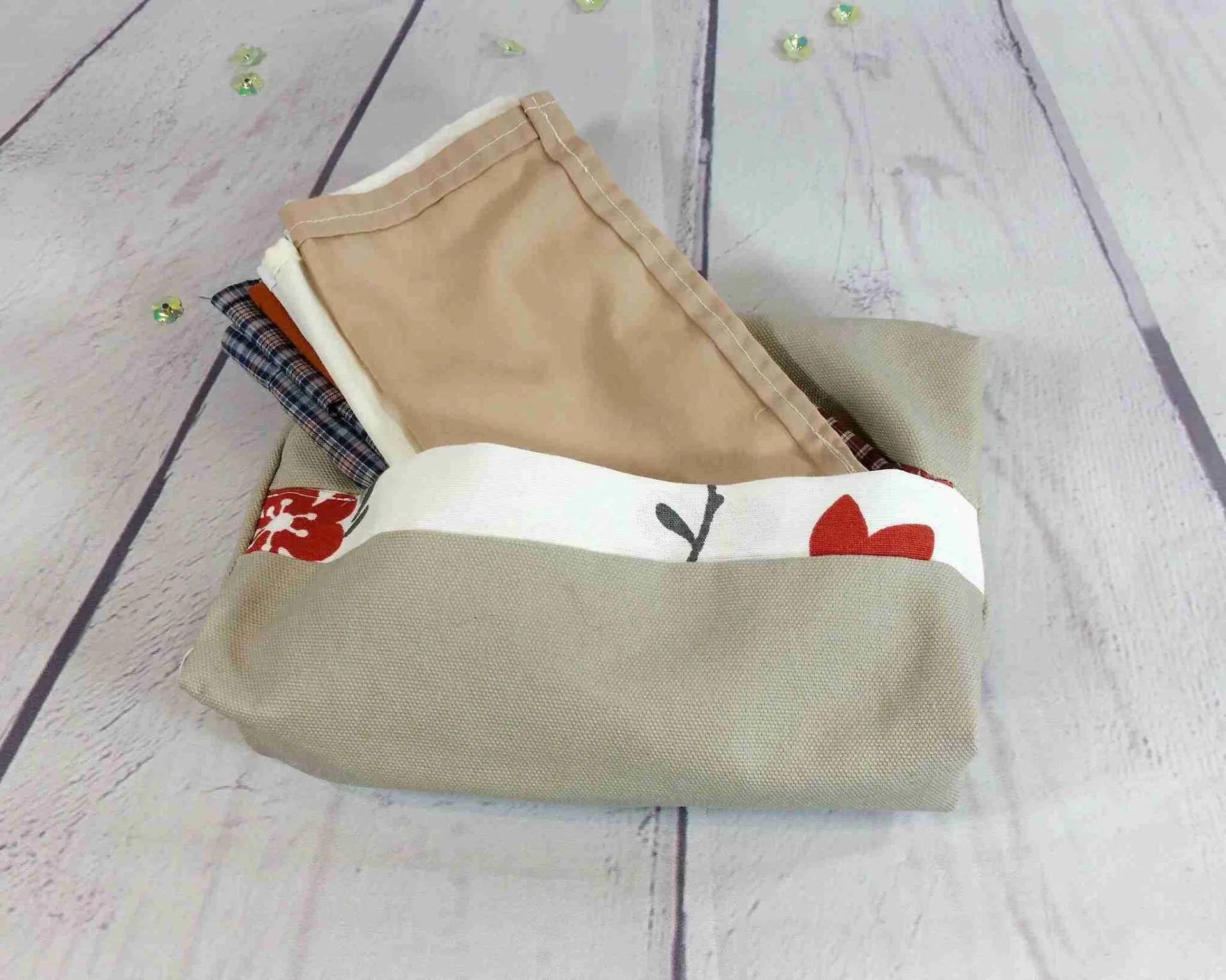 Pliage des mouchoirs lavables dans la boîte réutilisable. Étape 7.