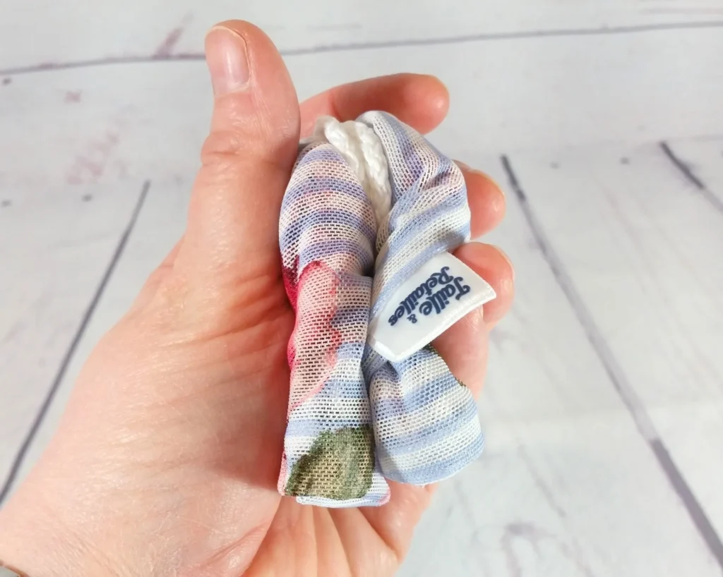 Sac en filet Taille & Retailles roulé dans la main