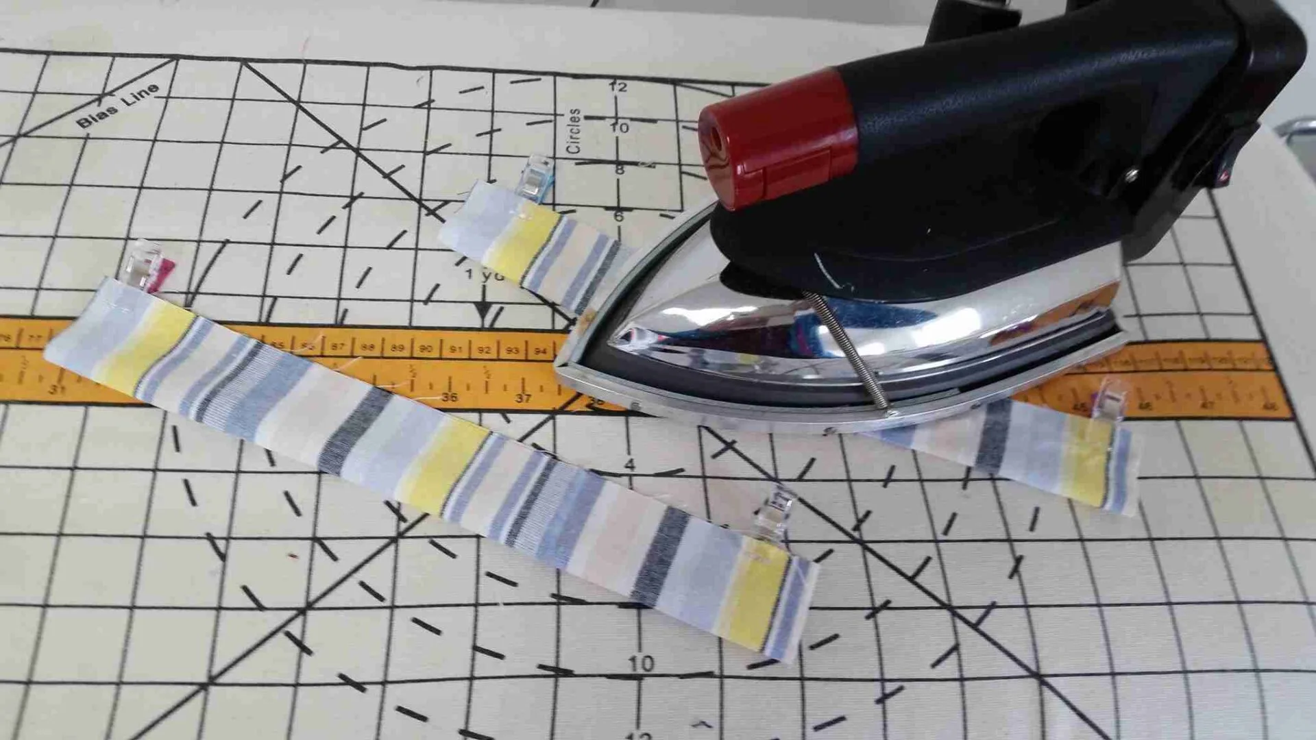 Tutoriel DIY zéro déchet : faire ses boîtes à mouchoirs. Montage étape 1.