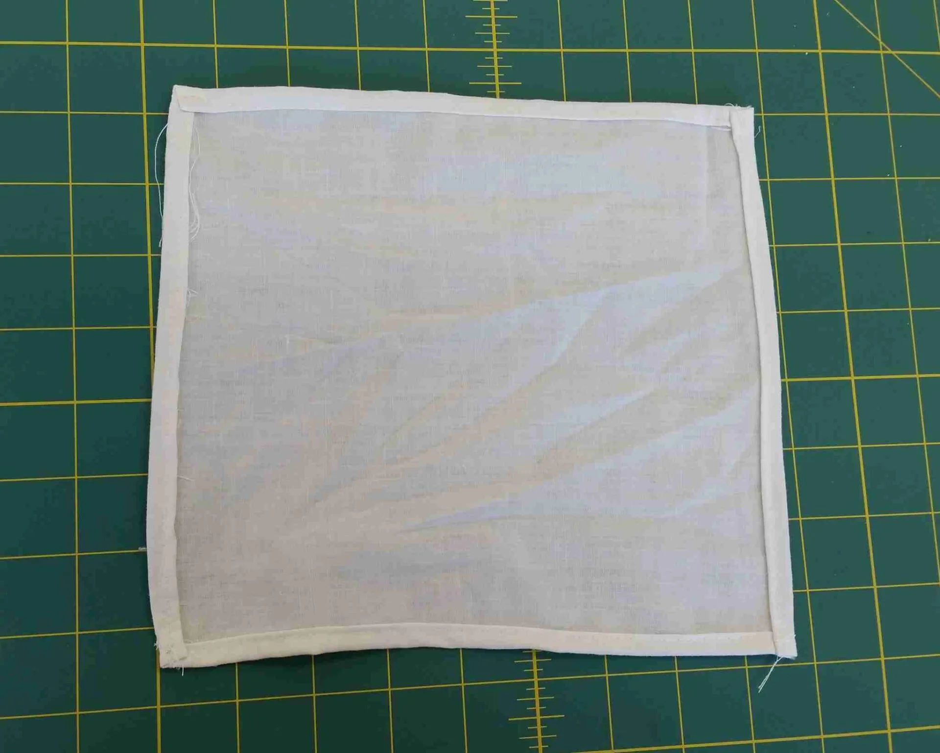 Tutoriel DIY zéro déchet : faire ses mouchoirs lavables. Mouchoirs en tissu tissé, fini.