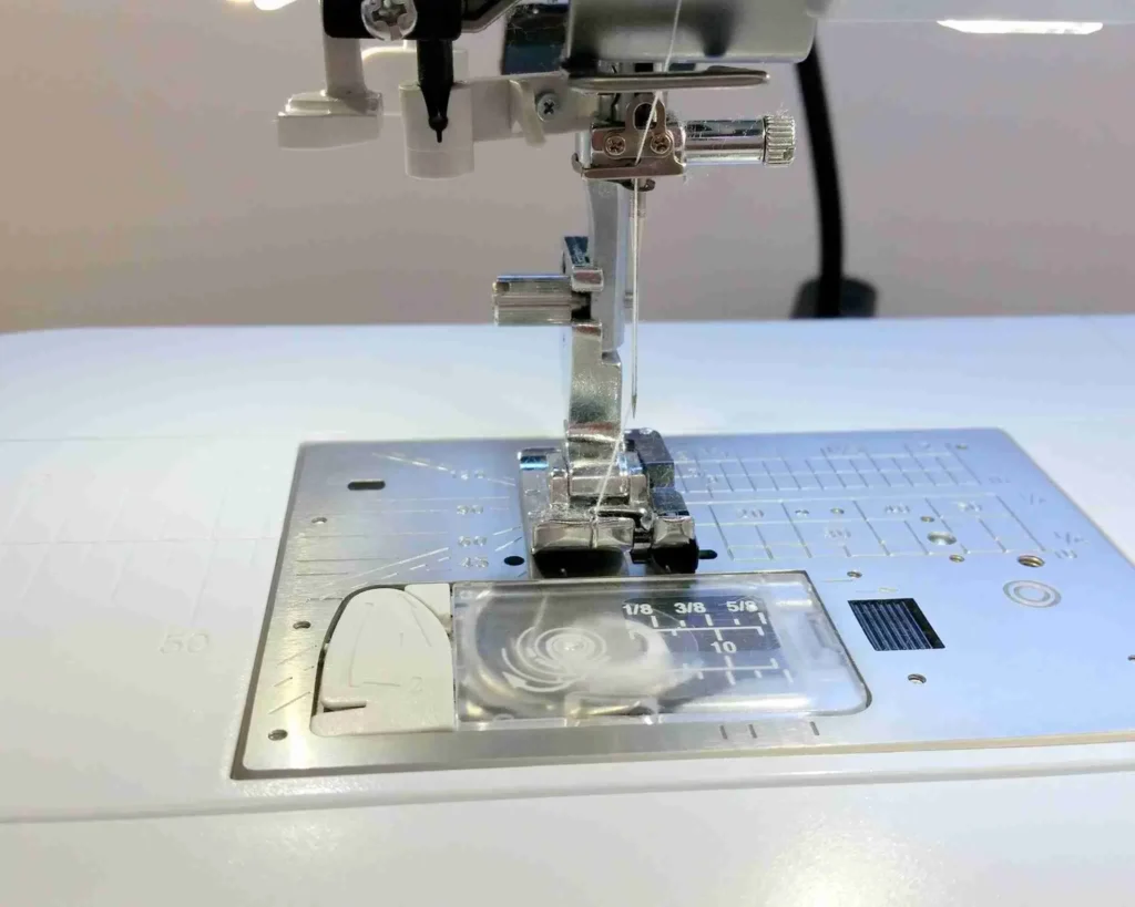 Utiliser un pied avec une butée à droite.