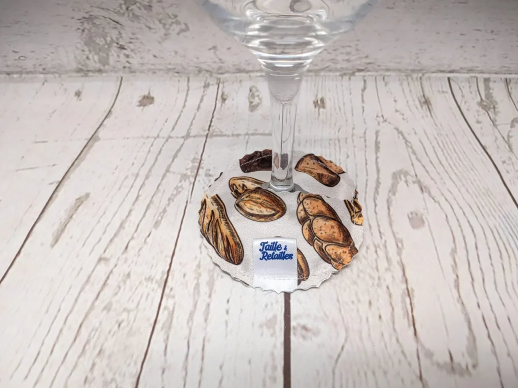 Pantoufle sous-verre identifiant la coupe de vin Taille & Retailles en tissu Pains