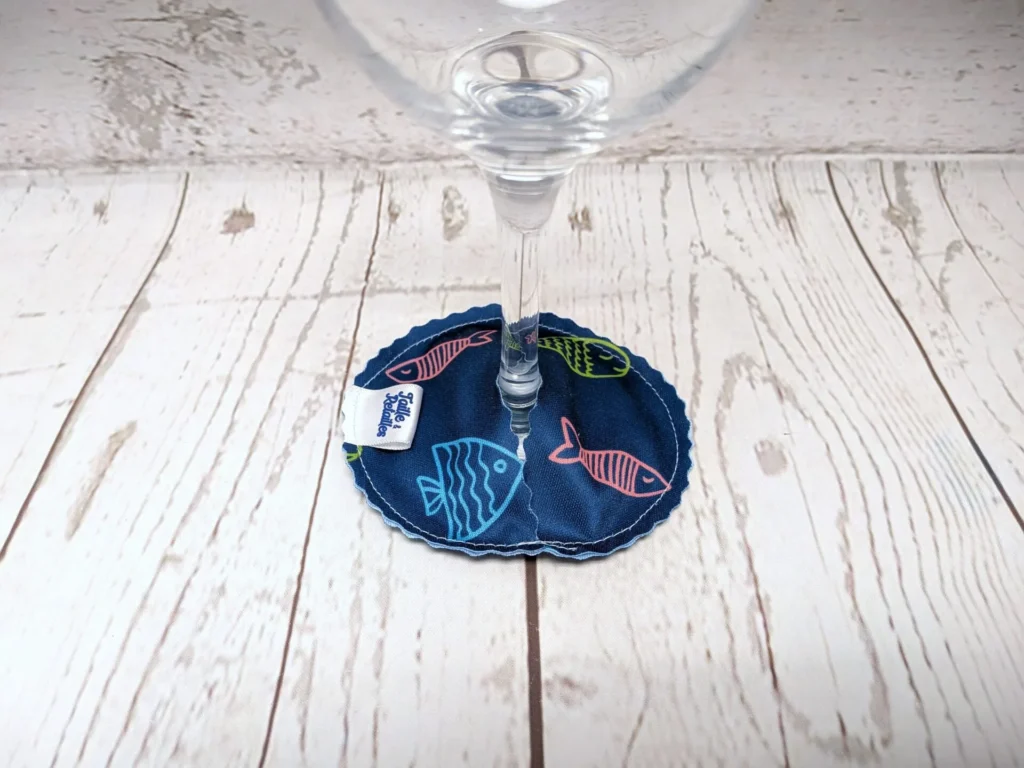 Pantoufle sous-verre identifiant la coupe de vin Taille & Retailles en tissu Poissons