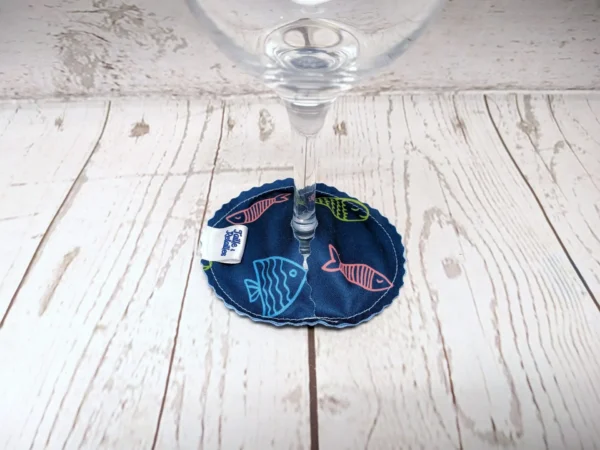 Pantoufle sous-verre identifiant la coupe de vin Taille & Retailles en tissu Poissons