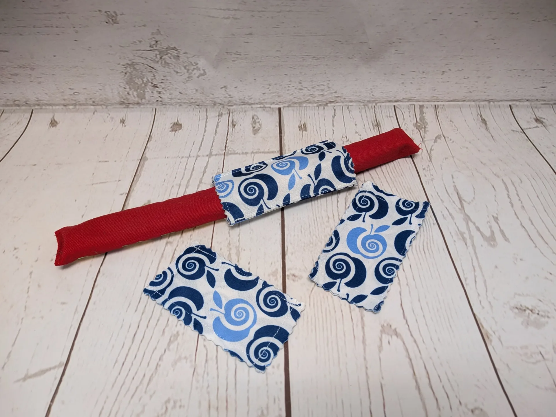 Couvre Mr. Freeze Taille & Retailles restants en tissu Pommes bleues 2026-10