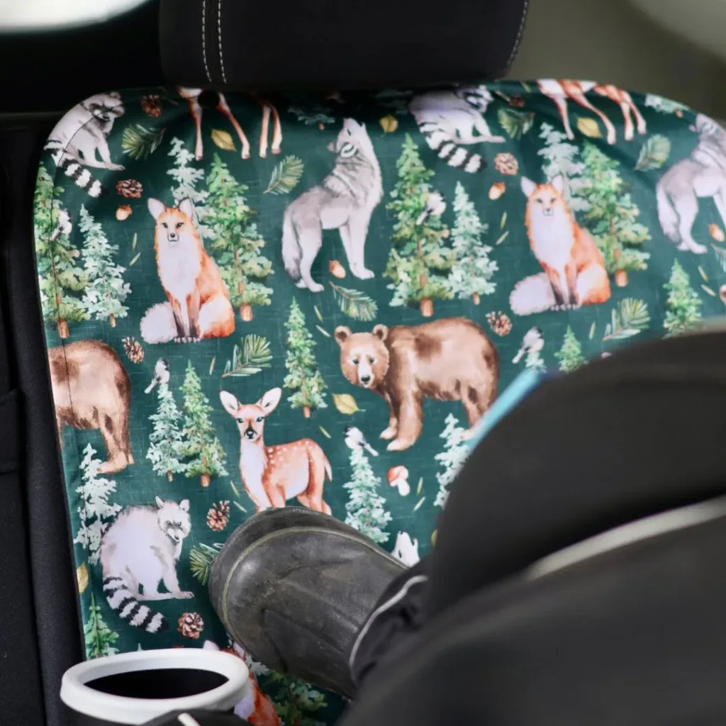 GCÉ 2026 - Famille1 - Protège siège de voiture motif forêt canadienne par L'Atelier des 2 frisées